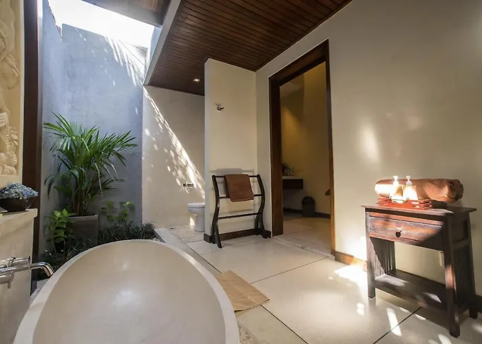 Md 3 Bedroom, Sunny Pool In Eat St Location